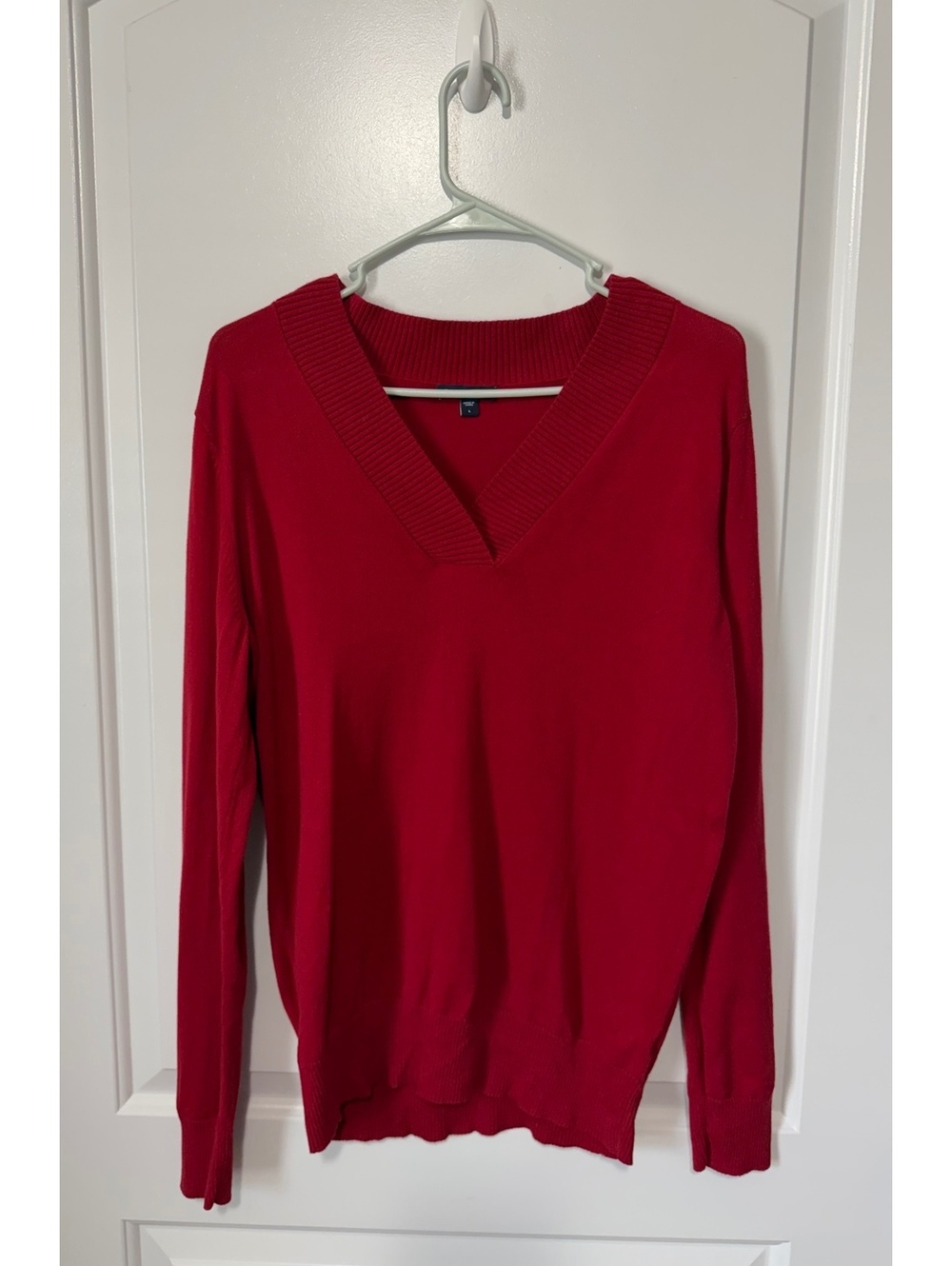 Gap Y2K Classic Red Woman’s V-Neck Long Sleeve Sweater, Size Large